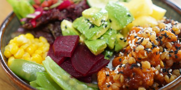 <i>VEGAN POKE BOWL </i><b>GOLDEN SWEET CHILLY TOFU</b>